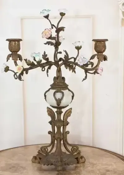 Świecznik z Brązu + Porcelana - Kwiaty - Mocna Rzeźba - 2 Ramienny — praca AntykiDecco, Kraków