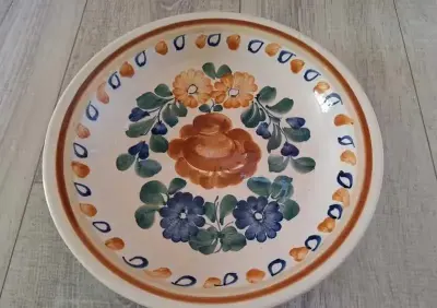 Talerz ozdobny Włocławek na ścianę kwiaty ręcznie malowany PRL retro — praca Maciek, Kraków