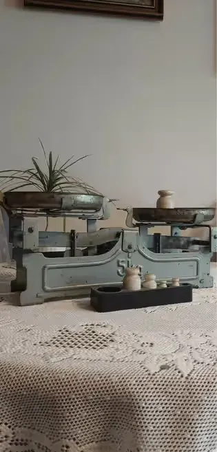 Waga z odważnikami ceramicznymi — praca Jola, Warszawa