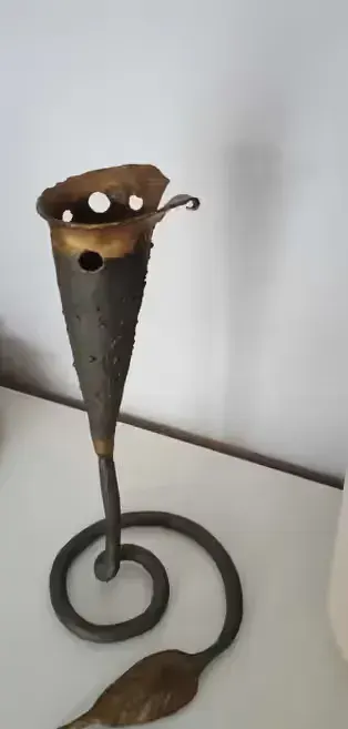 Wazon metalowy ręczna robota 31 cm wysokość — praca E.Nowa, Gdańsk