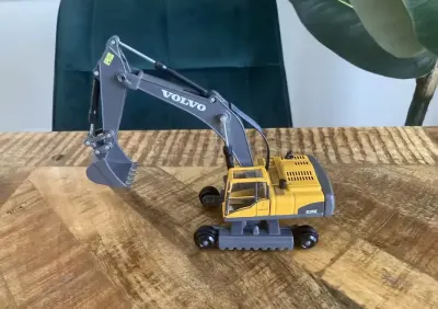 Zabawka metalowa koparka Volvo Siku — praca Adorostoria, Poznań