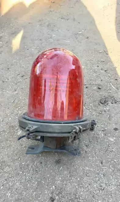 Zabytkowa czerwona lampa ostrzegawcza — praca Sylwester, Kraków