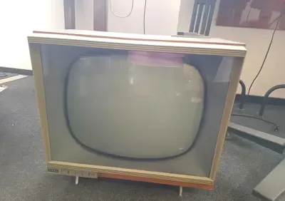 Zabytkowy telewizor lampowy DIORA TOSCA — praca Piotrkowska81LDZ, Łódź
