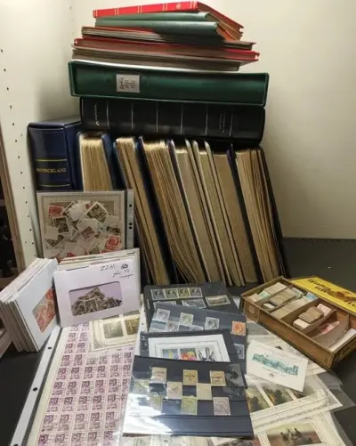 32. Pełny karton przeprowadzkowy filatelistyki 25kg klasery/albumy — praca Aleksandra W., Gorzów Wielkopolski