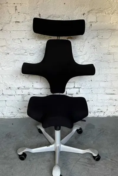 Ergonomiczne krzesło biurowe HAG Capisco 8107 z zagłówkiem — praca Patrycja J., Kościan