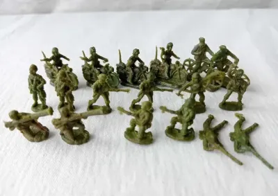 Komandosi Włoscy Żołnierzyki PRL 1:72 18 sztuk — praca Aleksandra S., Gdańsk