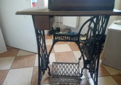 Antyczna maszyna do szycia Singer — praca Danuta M., Kamienica Polska