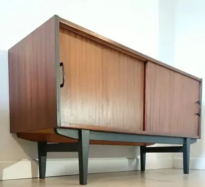Komoda Violetta PRL autorstwa W. Leśniewskiego — praca Łukasz A., Wrocław