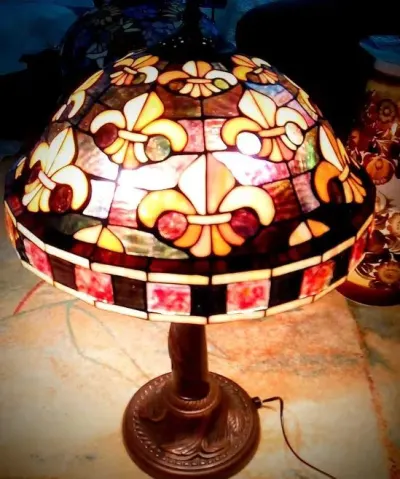 Lampa Tiffany duża, witrażowa czekoladowa, h 60cm. abażur 43cm. — praca Maria W., Wrocław