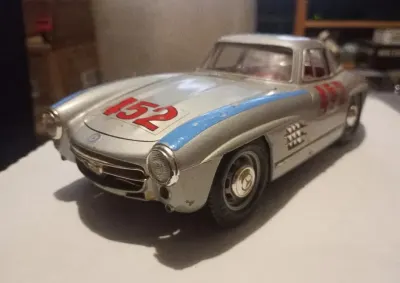 Mercedes-Benz 300 SL - srebrny #452, złom modelarski Bburago 1:18 1/18 — praca Zofia M., Wrocław
