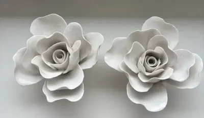 Porcelanowe białe róże — praca Marianna K., Wrocław