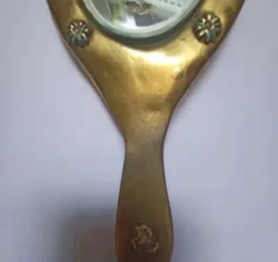 Antyczne lustro ręczne – mosiądz – ozdobny motyw kwiatowy – 22×11 cm — praca Zofia S., Wrocław