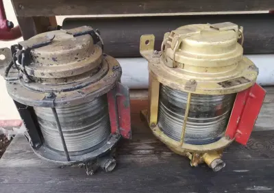 Lampa okrętowa burtowa nawigacyjna — praca Franciszek J., Wrocław