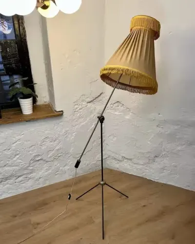 Lampa prl Apolinary Gałecki trójnóg vintage okazja — praca Teresa B., Katowice