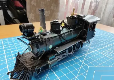 Metalowy model Lokomotywa Mogul 2-6-0 z Piececool 17cm 282 elementy złożony + gablota — praca Grzegorz Z., Wrocław