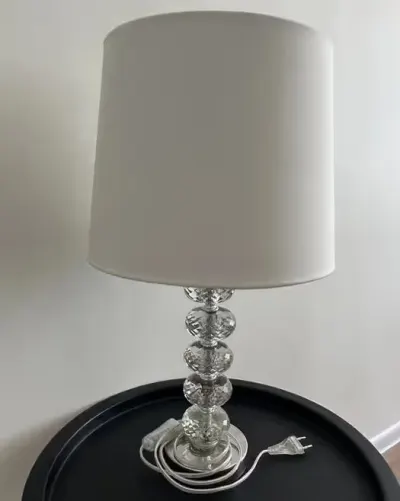 Lampa stołowa biała . — praca Bożena, Szczawno-Zdrój
