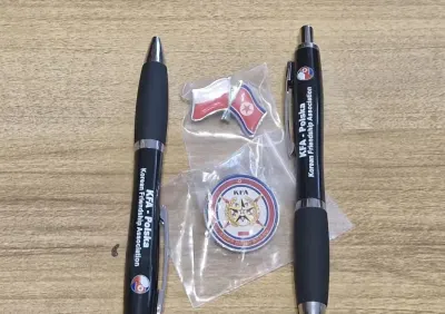 Przypinki Polska i Korea Północna — praca Oskar, Wrocław