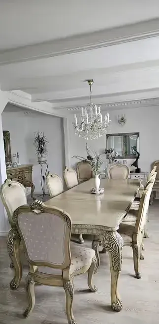 Zestaw mebli klasycznych do jadalni Stół krzeseł Witryna Komoda lustro — praca izabelapazdalska, Bochnia