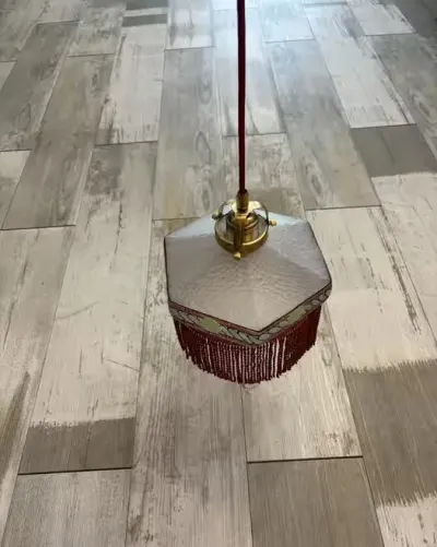 Stara lampa wisząca z kloszem — praca Andrzej, Katowice