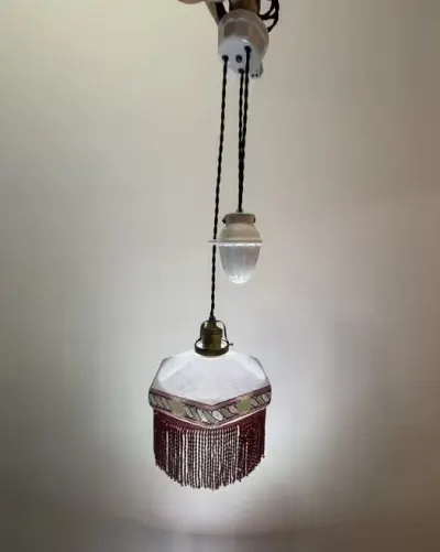 Stara lampa wisząca z przeciwwagą porcelanową żarówka E27 — praca Adam, Katowice