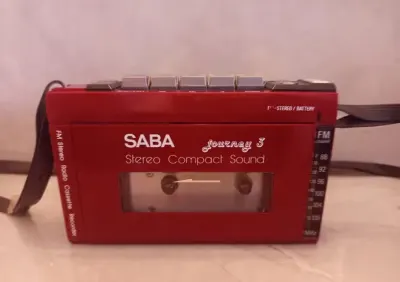 Stary klasyczny  walkmann SABA Journey 3 Stereo Compact Sound, wyprodukowany w Niemczech około 1985 roku.  Sprawny. — praca Zbieracz, Wrocław