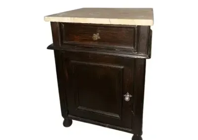 Szafka nocna / stolik vintage z blatem ala marmur – po renowacji — praca MebleD, Katowice