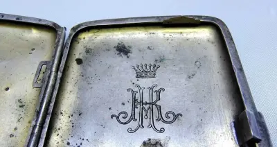 Zabytkowa srebrna papierośnica ze złotym monogramem — praca Felix, Wrocław
