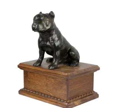 Amerykański Staffordshire terrier niska urna z siedzącą figurką z żywicy Art-Dog — praca Krzysztof Liszka, Żary