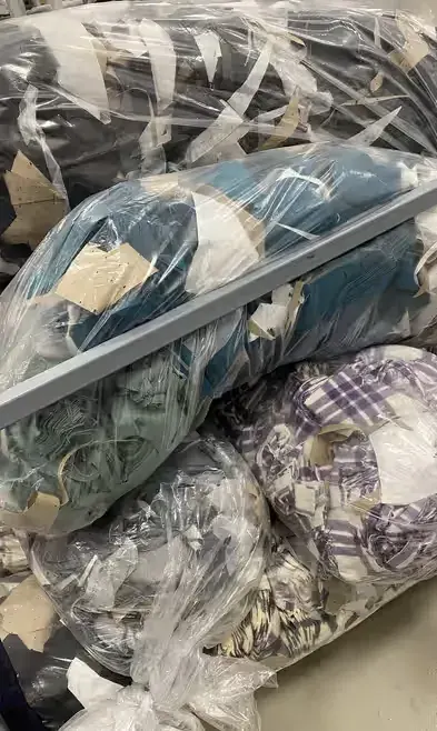 Ścinki produkcyje bawełna wiskoza po automatycznym krojenu zmieszane — praca Joannna, Toruń