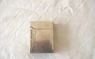 Srebrna zapalniczka vintage Marlboro Light up with flavor, Daje iskrę! — praca Dominik, Jastrzębie Zdrój