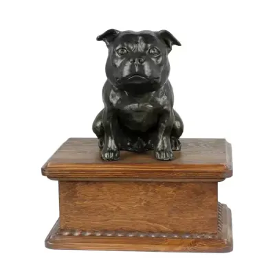 Staffordshire Bull Terrier niska urna z siedzącą figurką z żywicy Art-Dog — praca Krzysztof Liszka, Żary