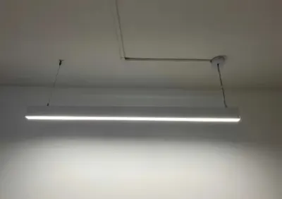 Wisząca lampa liniowa LED SAMSUNG — praca EwaK, Wrocław