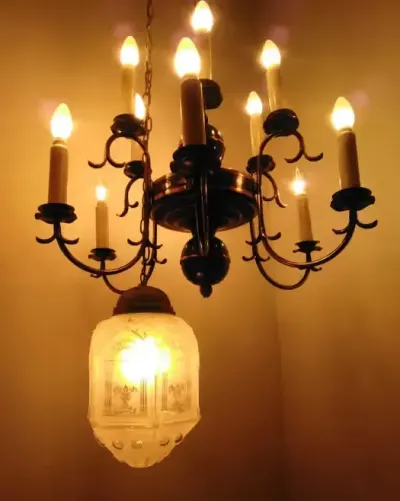 Dwie lampy wiszące- żyrandol na dwanaście "świec" i lampa ze szklanym kloszem — praca Paweł, Łódź