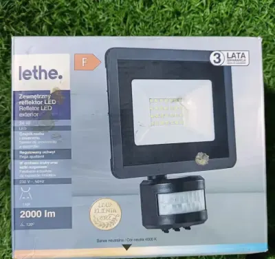 Lampa halogenowa LED reflektor zewnętrznny — praca Maja, Warszawa