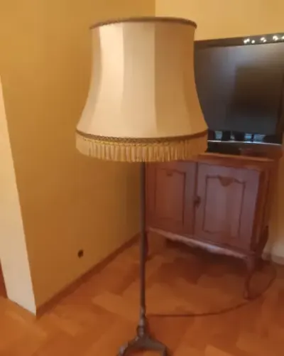 Lampa  mosiężna stylowa stojaca — praca Jack, Złotokłos
