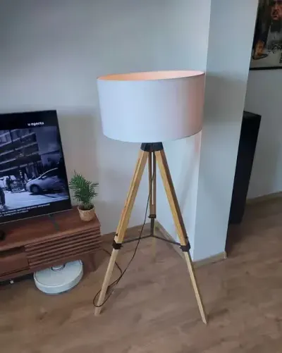 Lampa podłogowa trójnóg drewniany elegancka ponadczasowa LOFT stylowa — praca Daniel, Konin