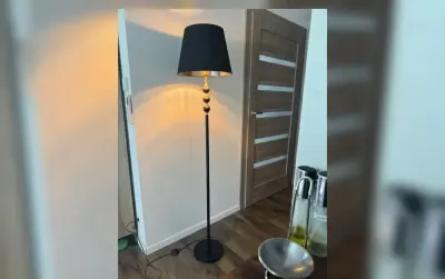 Lampa stojąca czarno-złota 167 cm, E27, włącznik nożny — praca Maciej, Wrocław