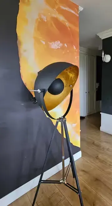 Lampa stojąca czarno-złota — praca Agata, Gdańsk