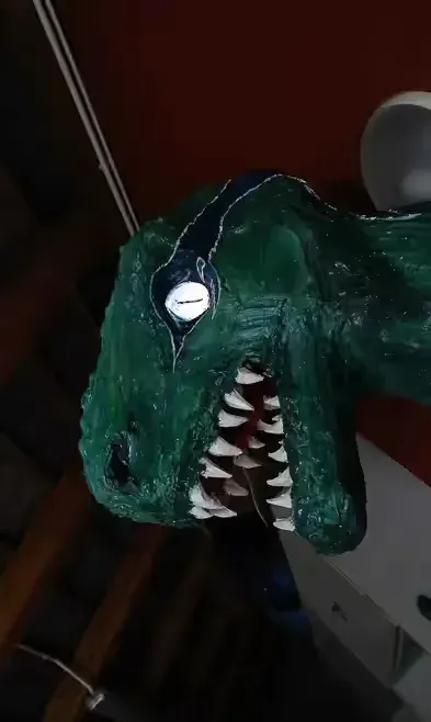 Lampa w kształcie głowy dinozaura/smoka – rękodzieło, sterowanie RGB — praca Magdalena, Suchy Las