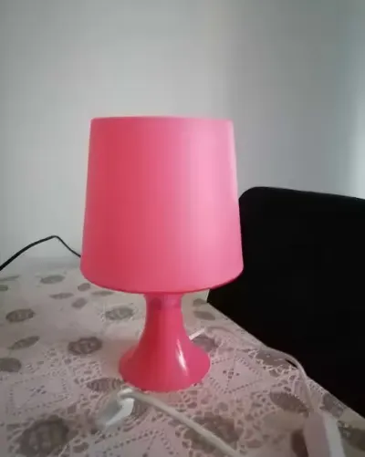 Różowa lampa stołowa — praca Magda, Szczecin