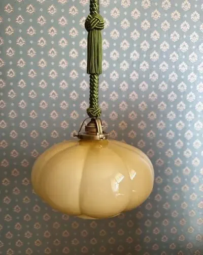 Stara lampa wisząca zwis kremowa przedwojenna art deco mosiężna kuchenna antyk zabytkowa retro elegancka — praca Jakub B., Wrocław
